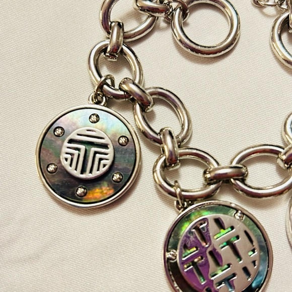 🔥NWOT🔥RARE Tory Burch Iridescent Charm Bracelet - Picture 3 of 13